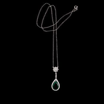 COLLIER, 18 k vitguld, droppformad fasettslipad smaragd, briljantslipade diamanter tot 0.67 ct.