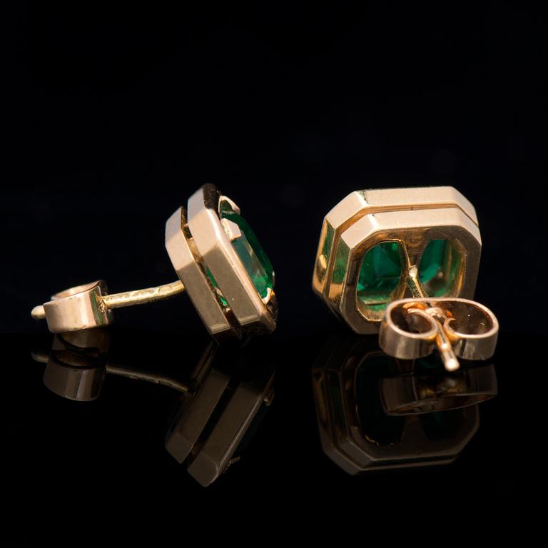 A PAIR OF EARRINGS, facetted emeralds, 18K gold. A. Tillander, Helsinki Finland 1992.