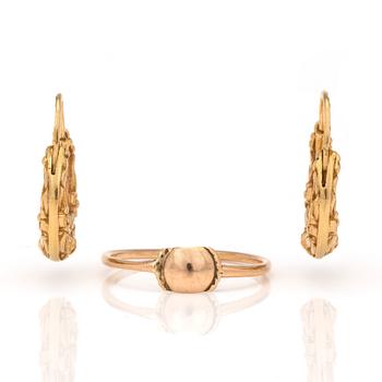 A pair of earrings and a ring in 18K gold.