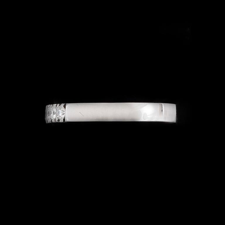 RING, 18k vitguld med 7 briljantslipade diamanter tot ca0,28ct. Vikt 2,6g.