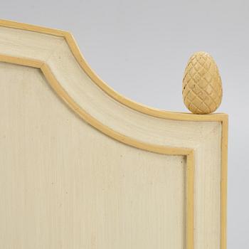 Sovrumsmöblemang, 4 delar, gustaviansk stil, sent 1900-tal.