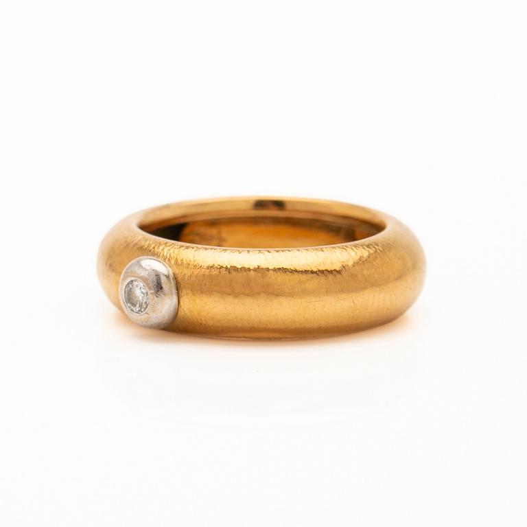 Ole Lynggaard, Ring, 18K gold, set with a brilliant-cut diamond weighing 0.06 ct.