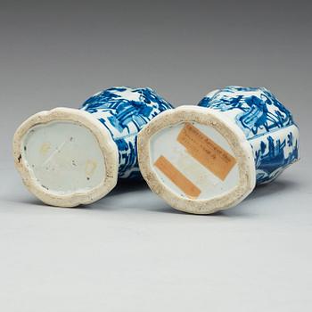 A pair of blue and white vases, Qing dynasty, Kangxi (1662-1722).