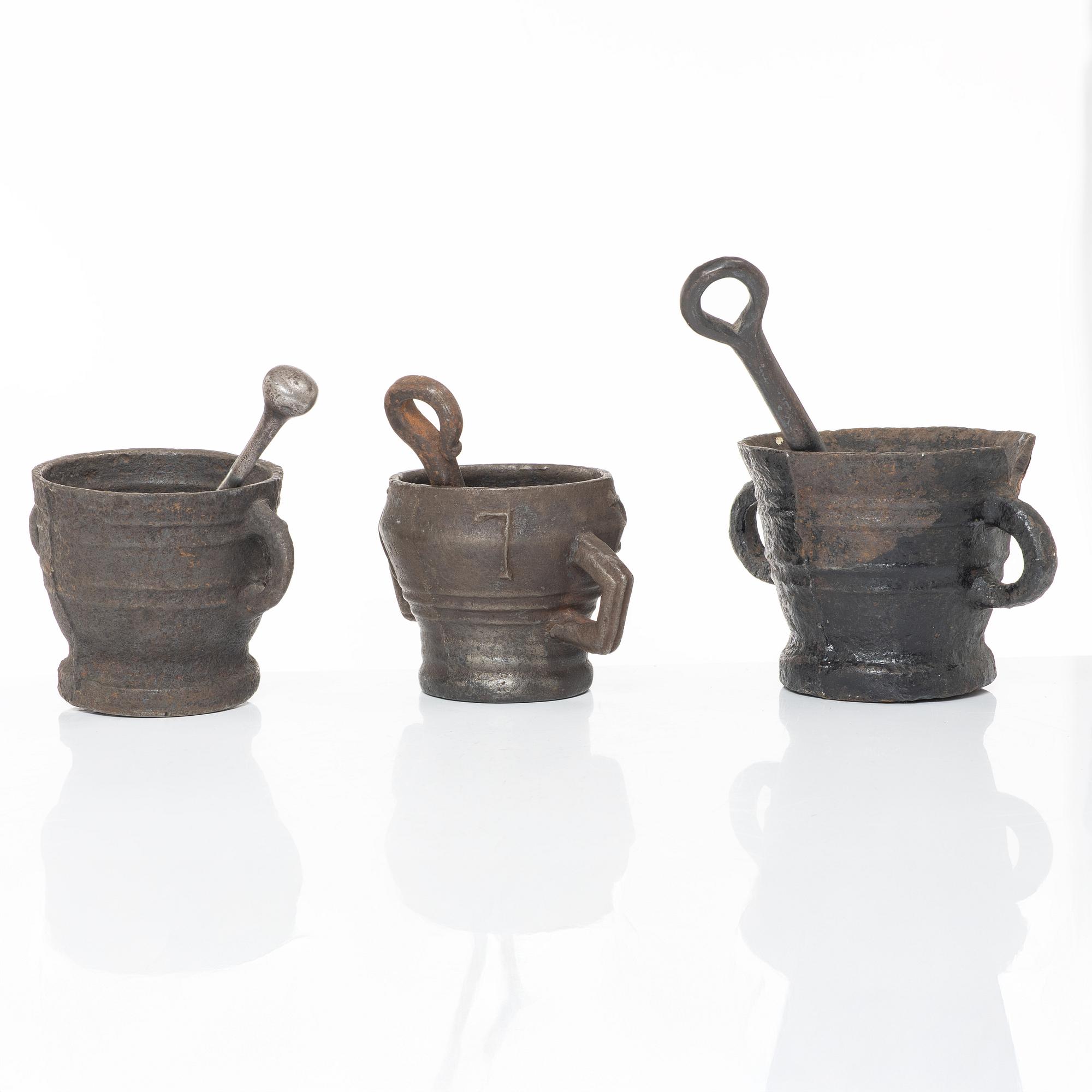 A set of three cast-iron mortars with pestles, 17th / 18th century.