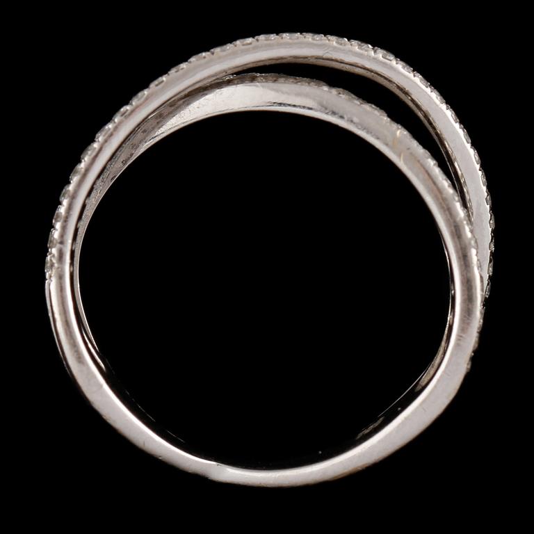 RING, 18k vitguld med små briljantslipade diamanter, totalt 1.0 ct, 2000-tal. Vikt 7 g.