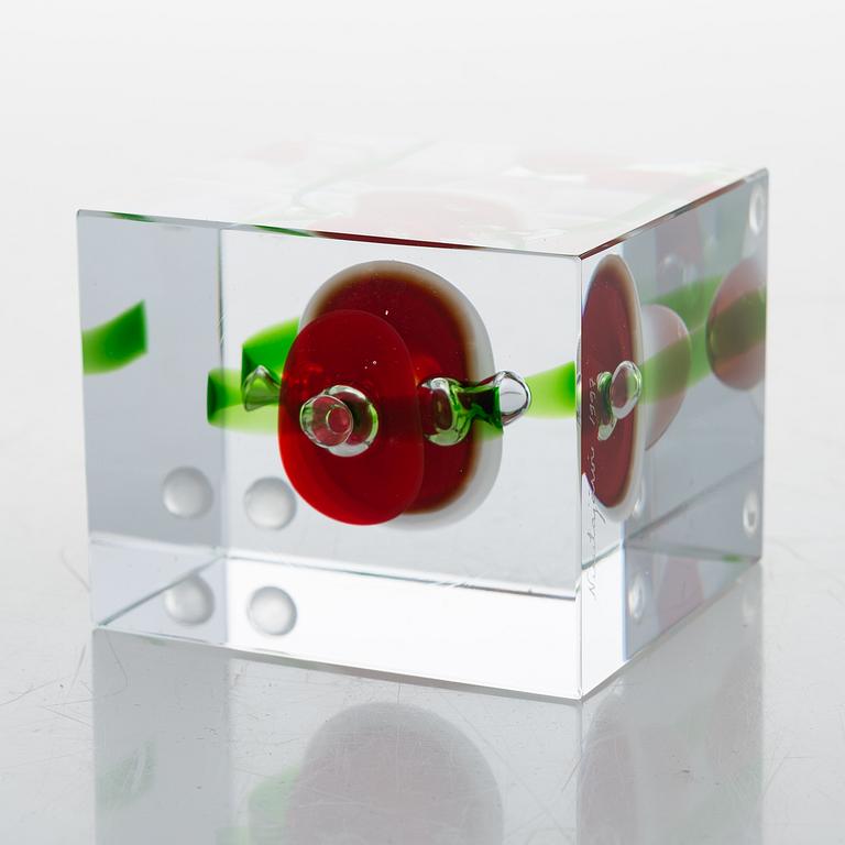 OIVA TOIKKA, AN ANNUAL CUBE, glass, signed Oiva Toikka Nuutajärvi 1997, numbered 254/2000.