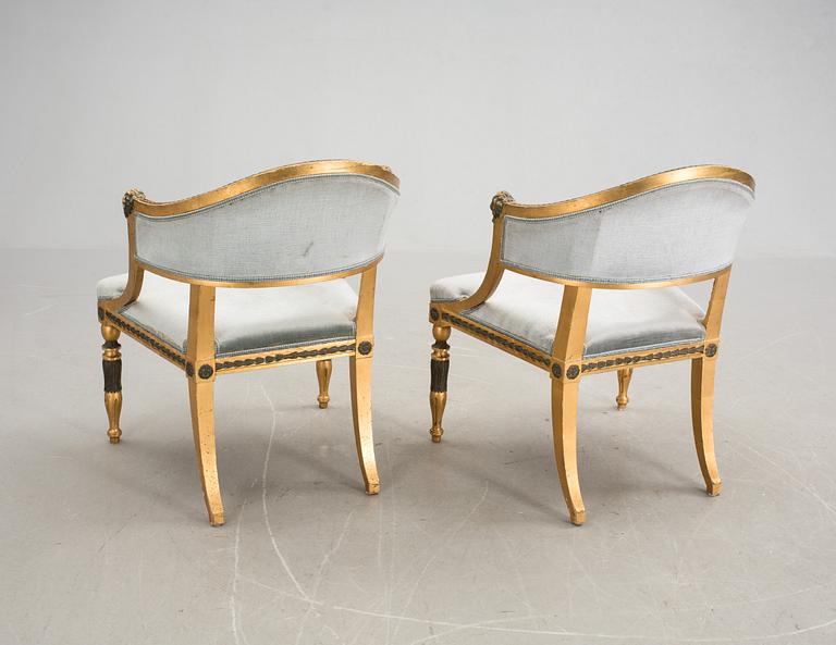 BALJFÅTÖLJER, ett par. Sengustaviansk stil. Omkring 1900.