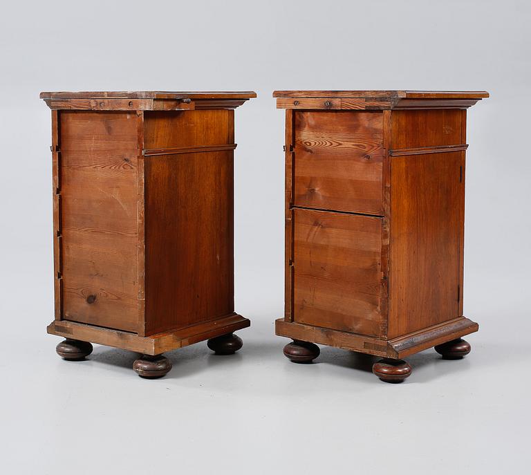 SÄNGBORD, ett par, nyrenässans, 1800-talets slut.