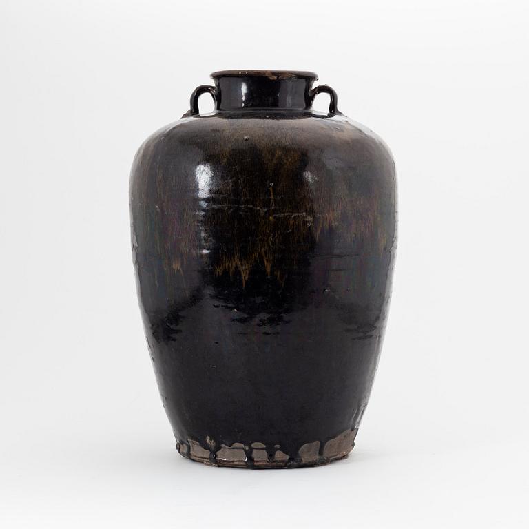 A large Chinese ceramic wine jar of Henan style, 19th Century or older.