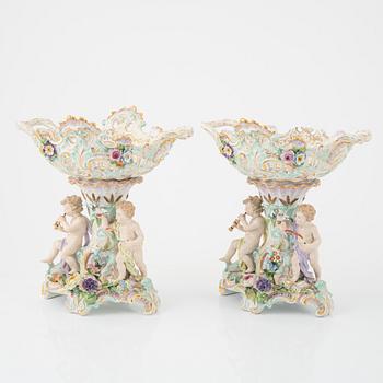 Uppsatsskålar, ett par samt urna med lock, porslin, Meissen, 1900-talets början.