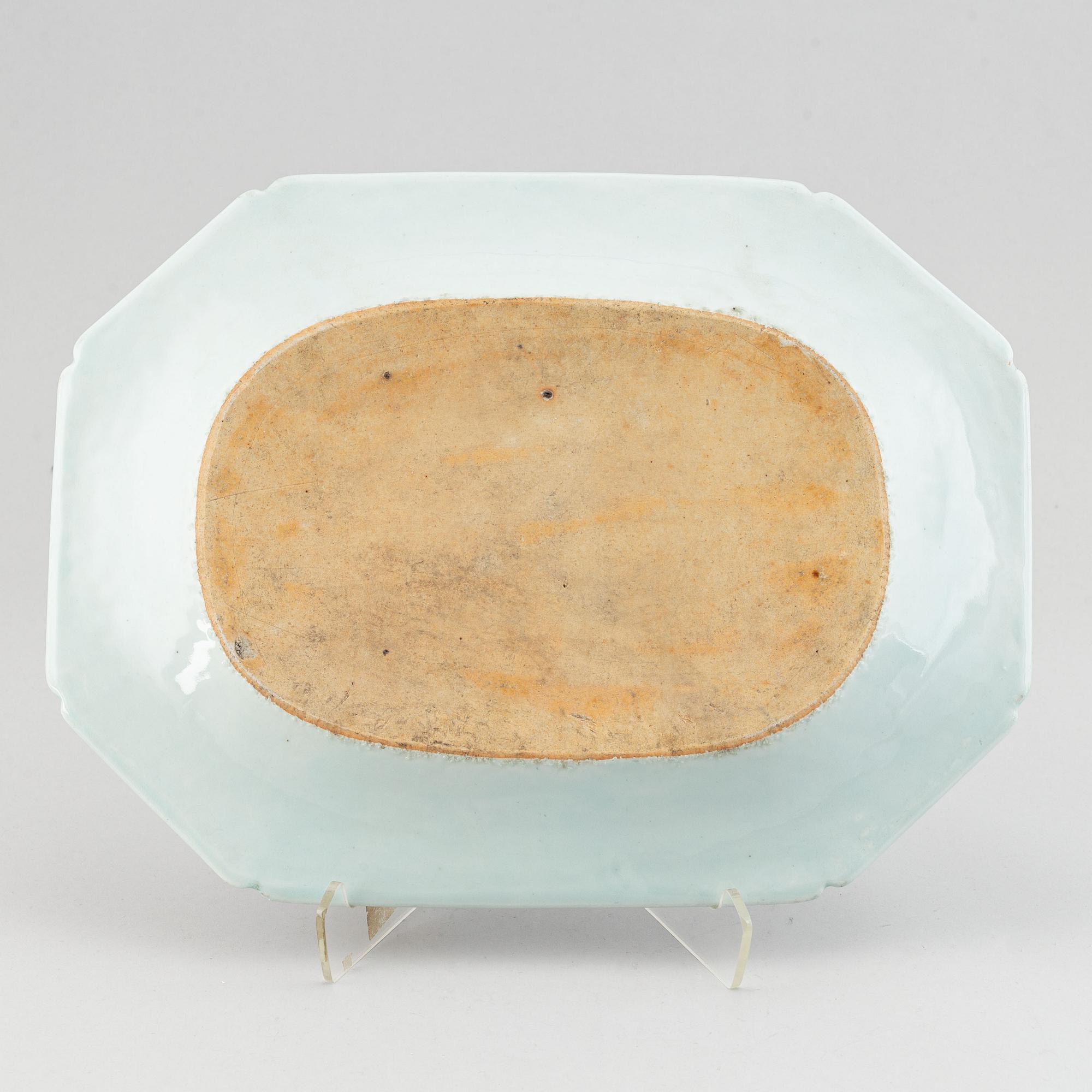 A blue and white export porcelain serving dish, Qing dynasty, Qianlong (1736-95).