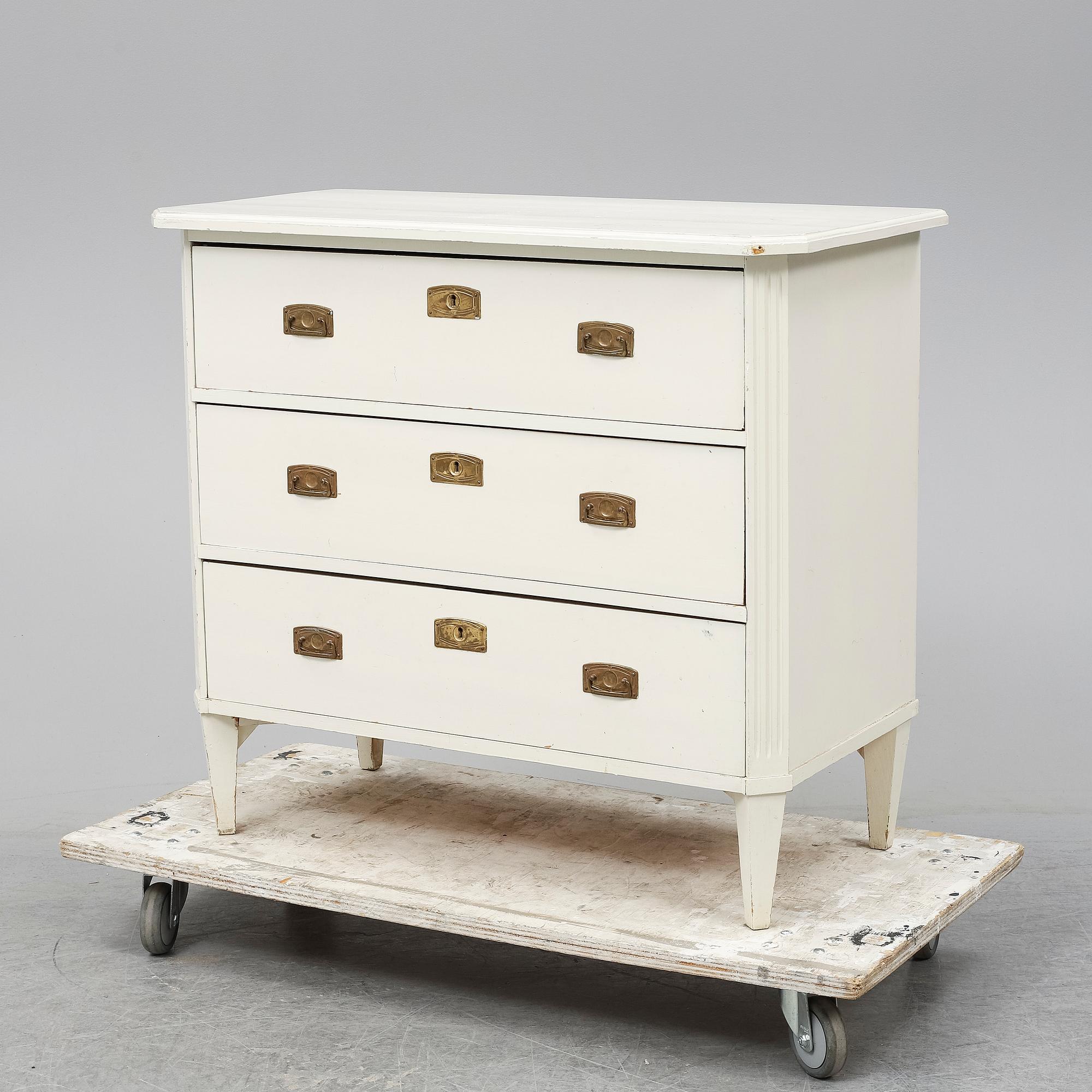 A first half of the 20th Century Gustavians style chest of drawers.