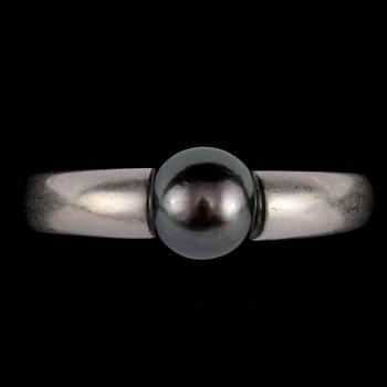 RING samt ÖRHÄNGEN, ett par, platina samt odlade pärlor, 1900-talets slut. Vikt 15 g.