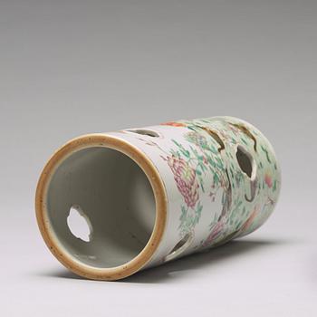 PERUKSTOCK/VAS, porslin. Qingdynastin, omkring 1900.