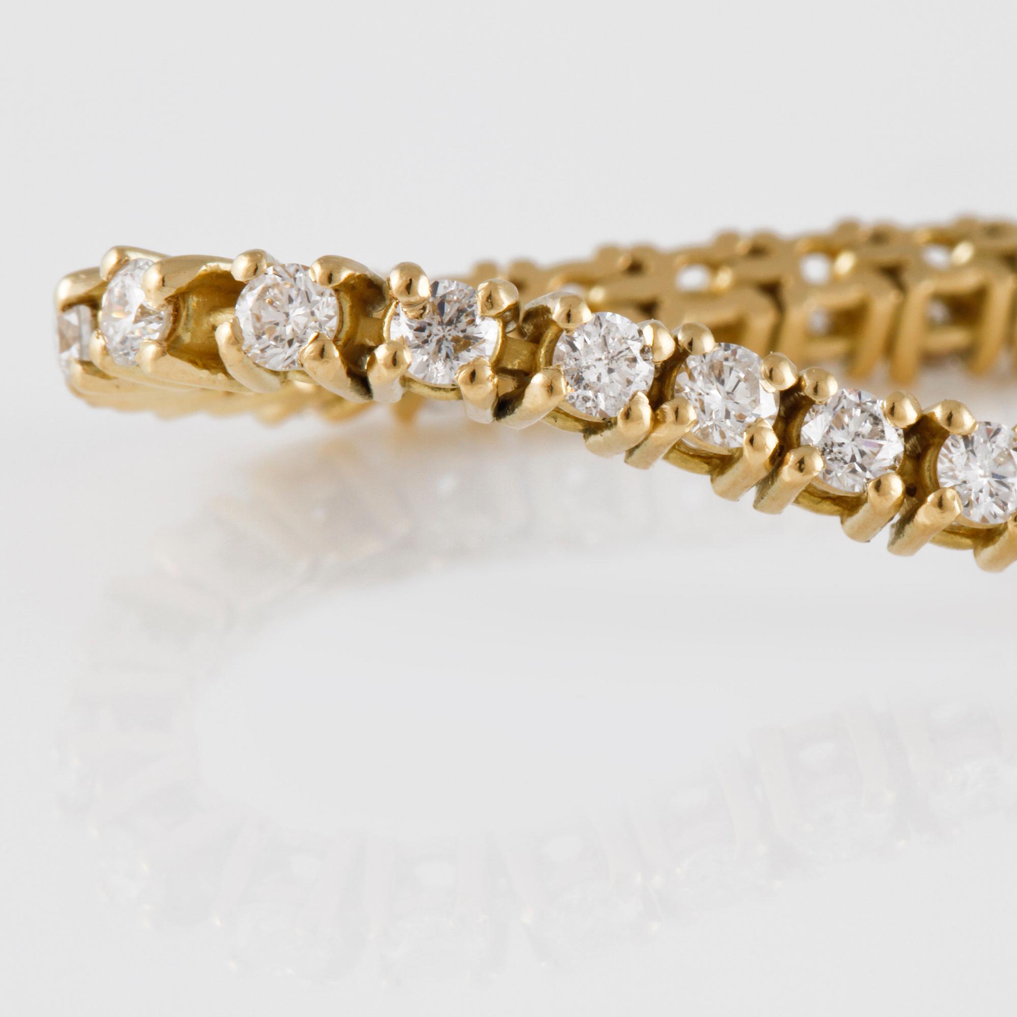 ARMBAND, 18K guld med briljantslipade diamanter ca 2.71 ct. Vikt  10,0 gram.