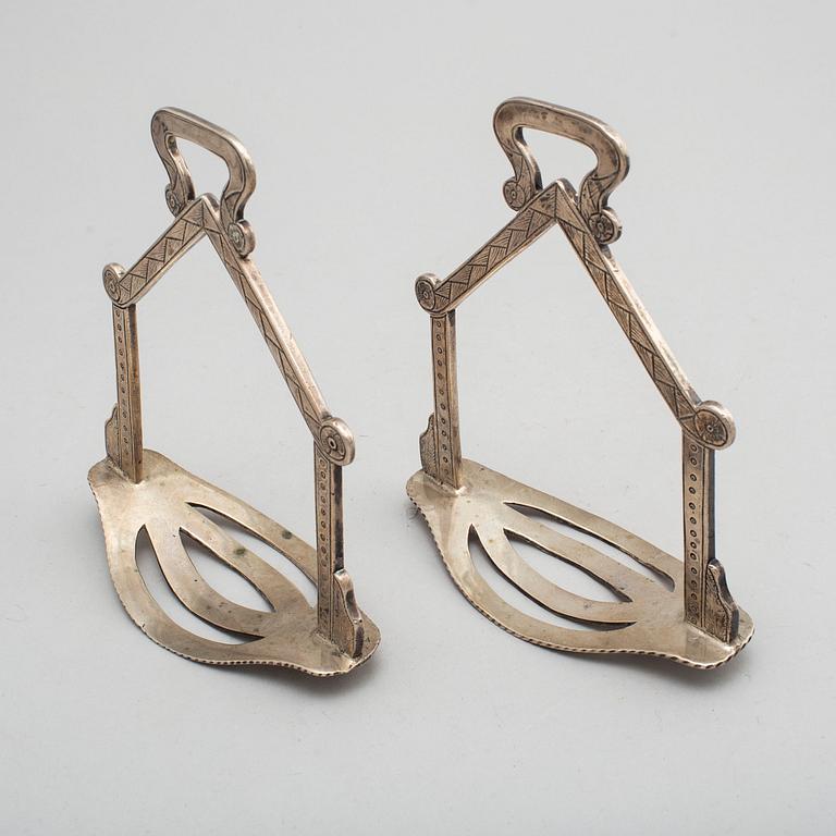 A PAIR OF 20TH CENTURY WHITE METAL STIRRUPS.