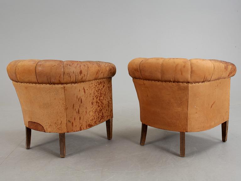 CLUBFÅTÖLJER, ett par, 1920-tal.