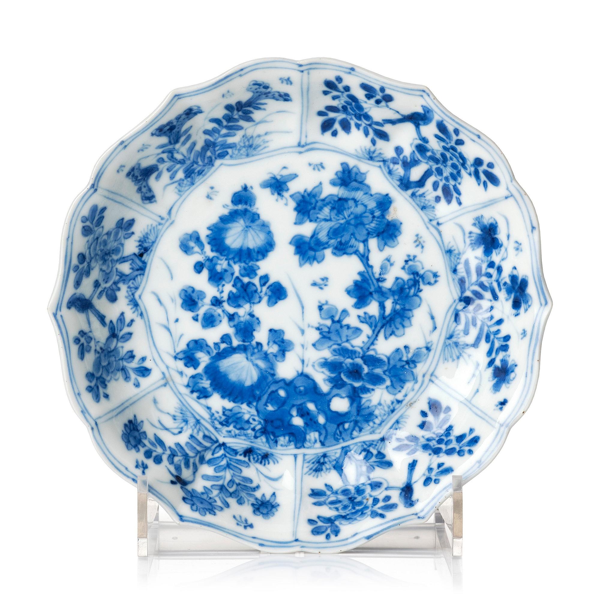 A blue and white dish, Qing dynasty, Kangxi (1662-1722).
