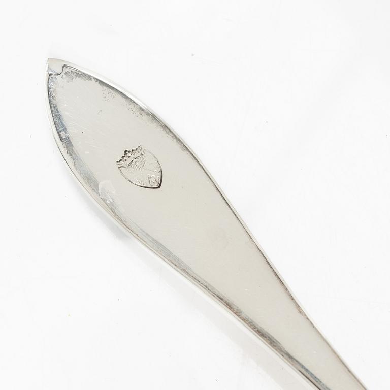 Firma Carl Fredrik Carlman, sockerskål med lock samt strösked, silver, Stockholm 1919.