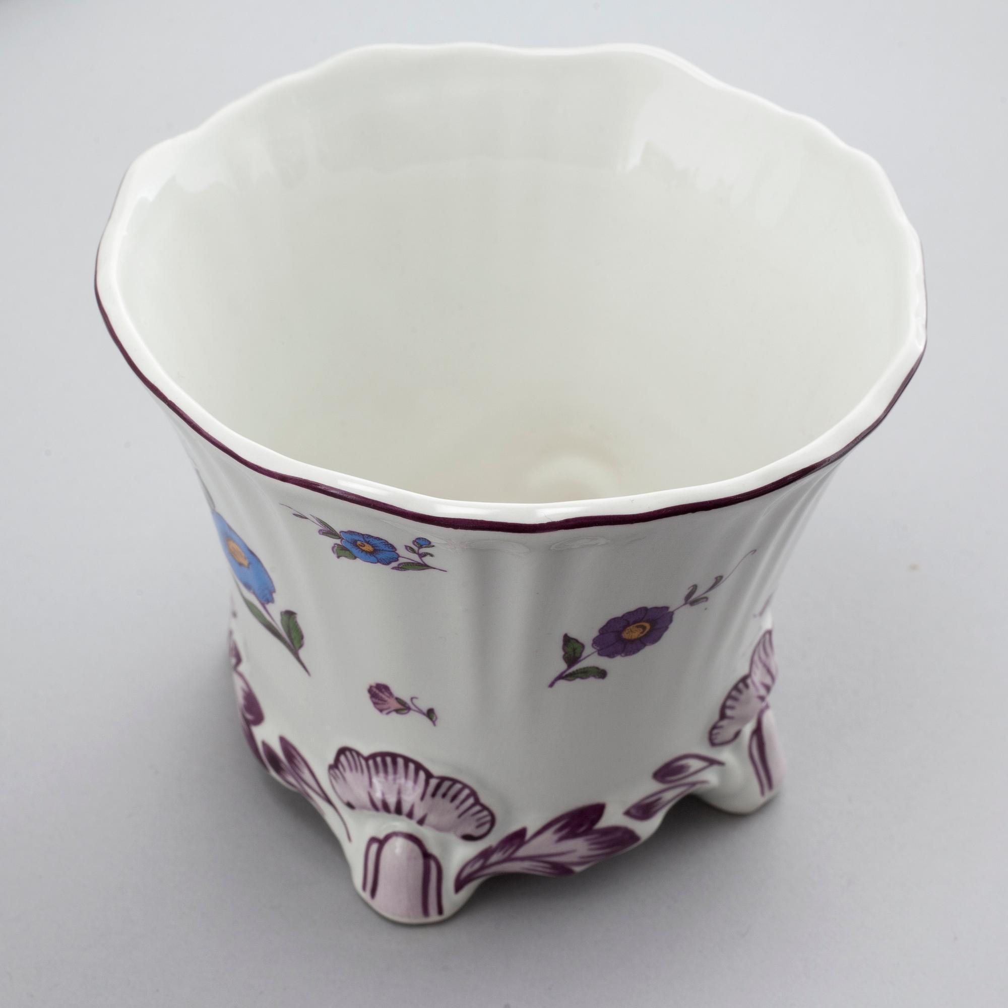 90 pieces of earthenware tableware from Rörstrand, model "Rörstrandia", 1930-56.