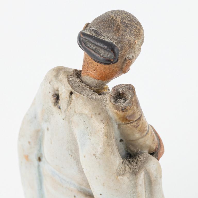 Bärtallrikar, fyra stycken, porslin samt två figuriner. Qing dynastin, 1700-tal respektive 1800-tal.
