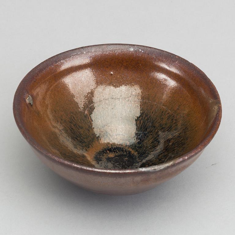 A Chinese glazed stoneware Song Dynasty temmoku bowl.