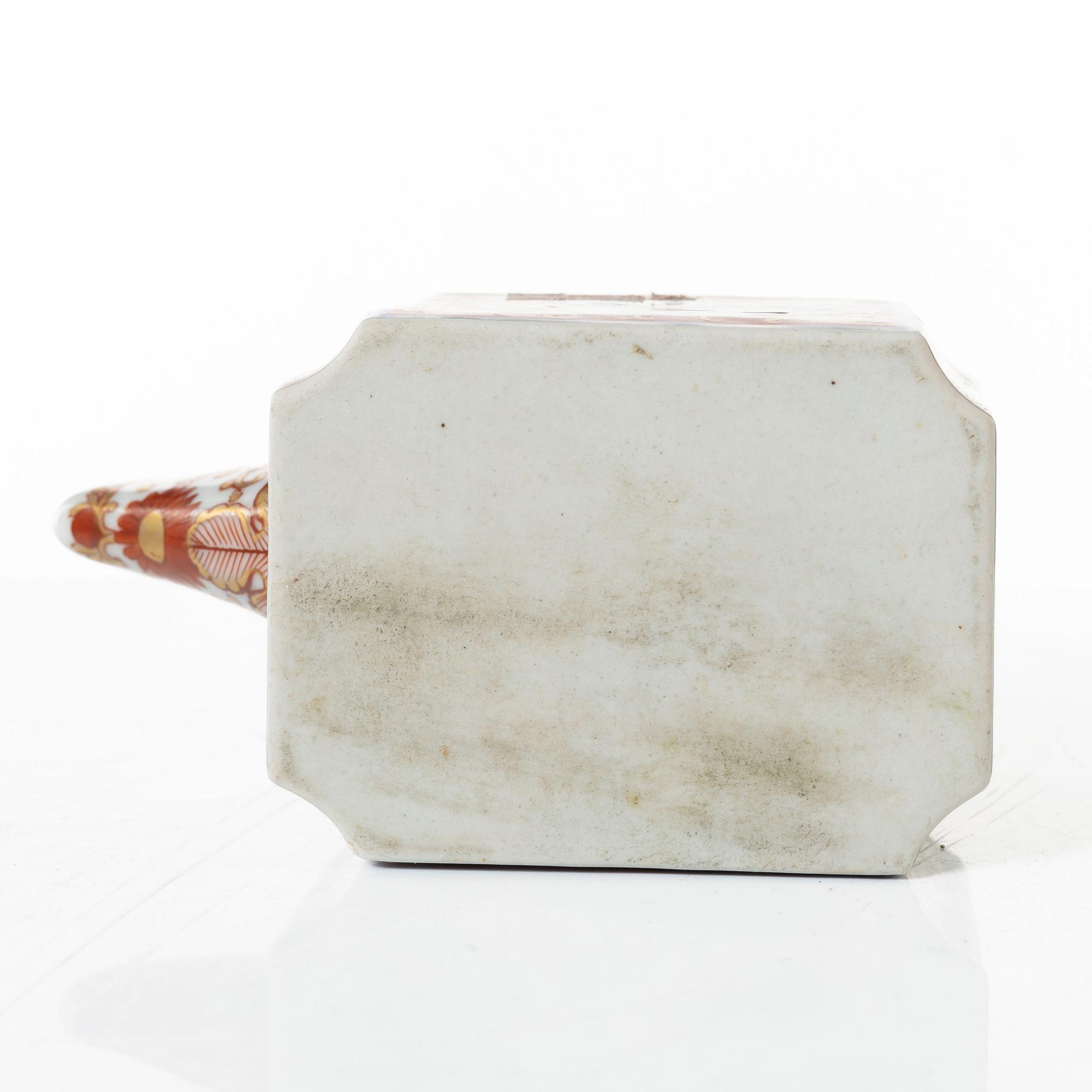 Tallrikar, fyra stycken, samt tekanna med lock, porslin. Japan, Meiji (1868-1912).