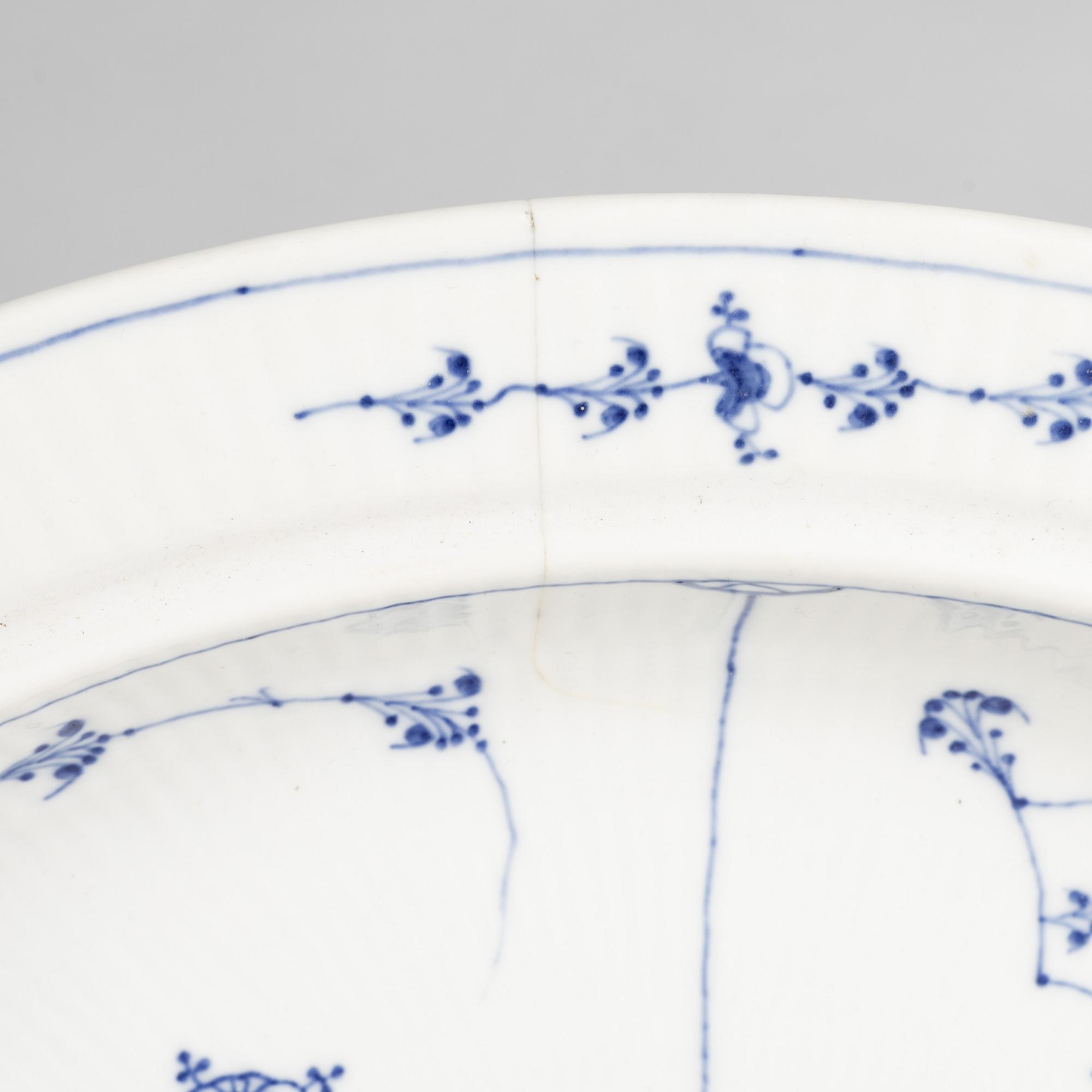 Terrin / ragufat med lock, porslin, Royal Copenhagen, "Musselmalet", 1800-tal.