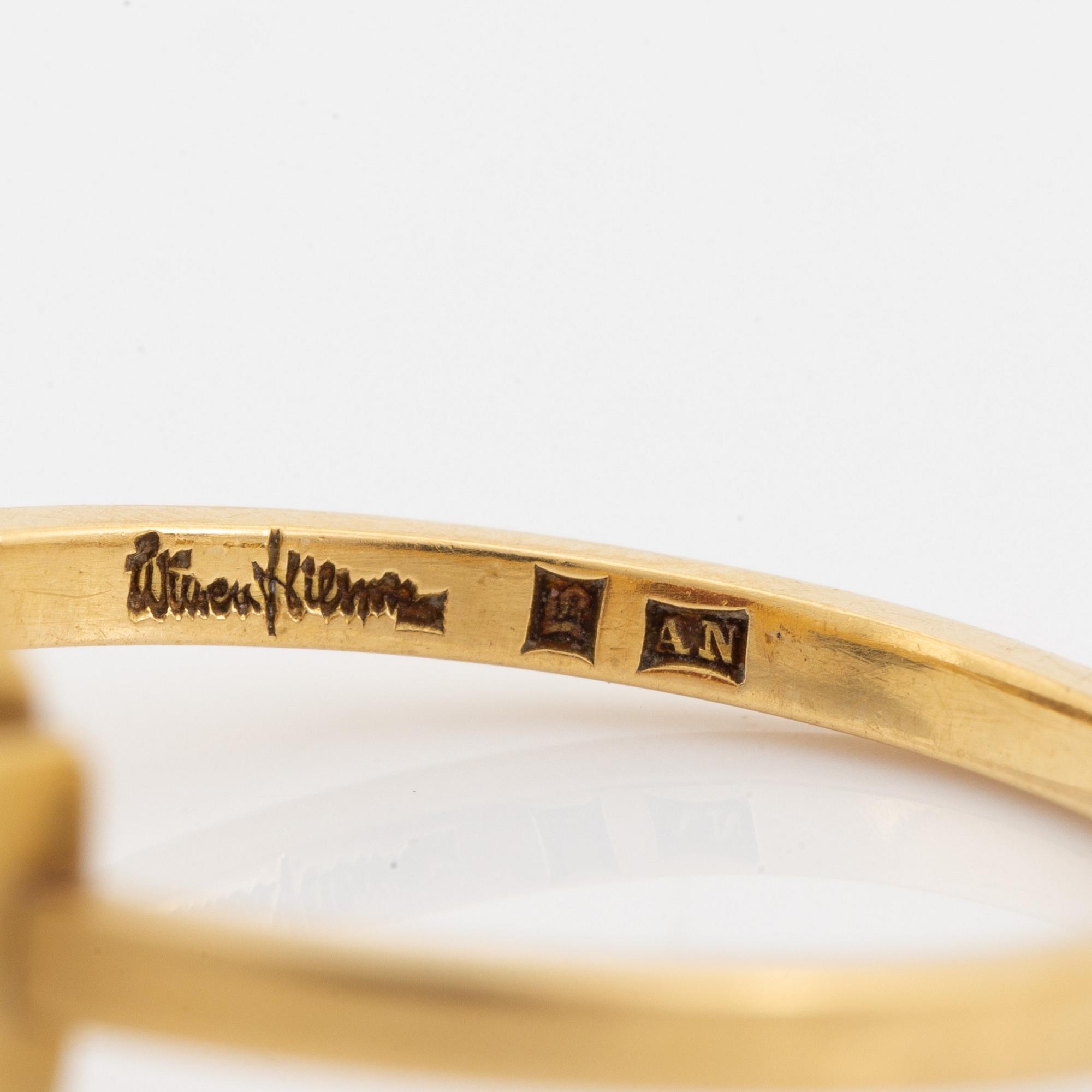 Wiwen Nilsson, Ring, 18K guld med fasettslipad röd sten, Lund 1940.