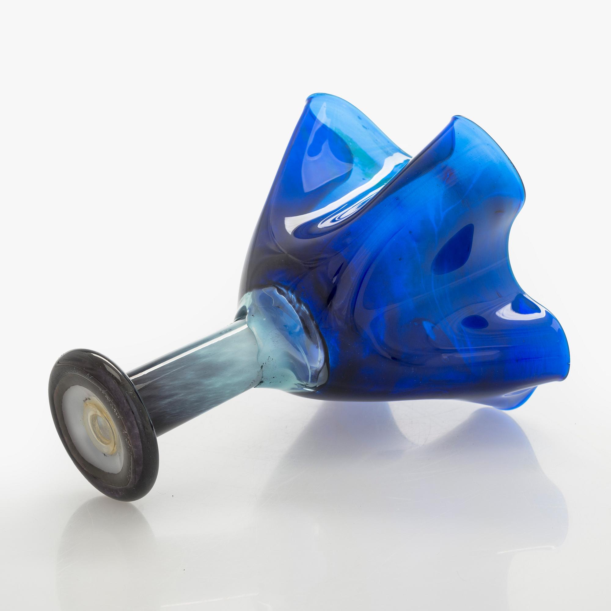 Oiva Toikka, an art glass, signed Oiva Toikka Nuutajärvi Notsjö 1988.