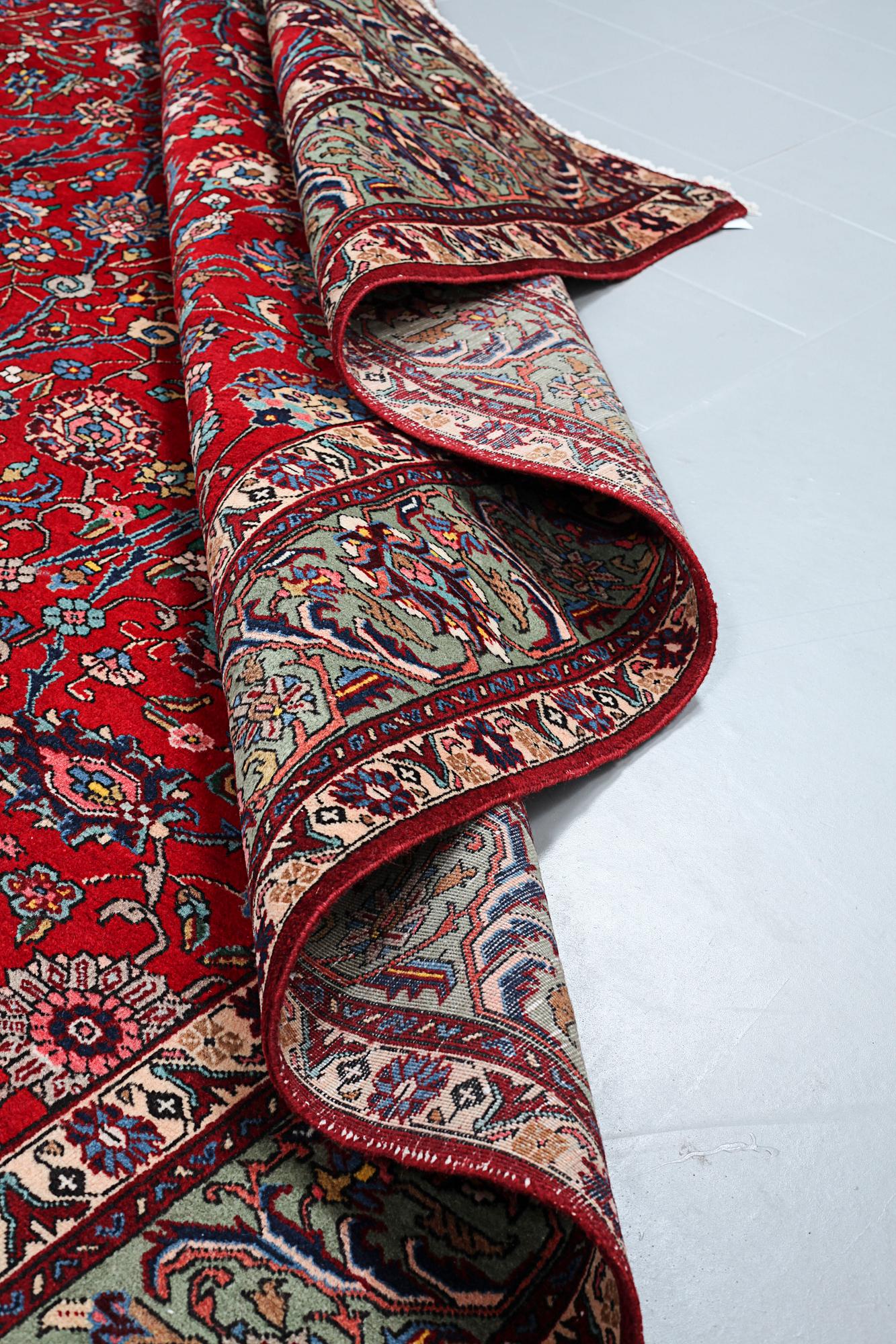 A Khoy/Täbriz rug, 376 x 275 cm.