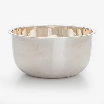 A silver punch bowl with ladle and six beakers, Auran Kultaseppä, Turku 1975-76. In original wooden box.