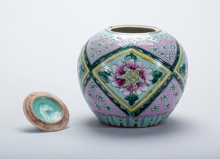 BOJAN MED LOCK, porslin, Kina 1900-tal.