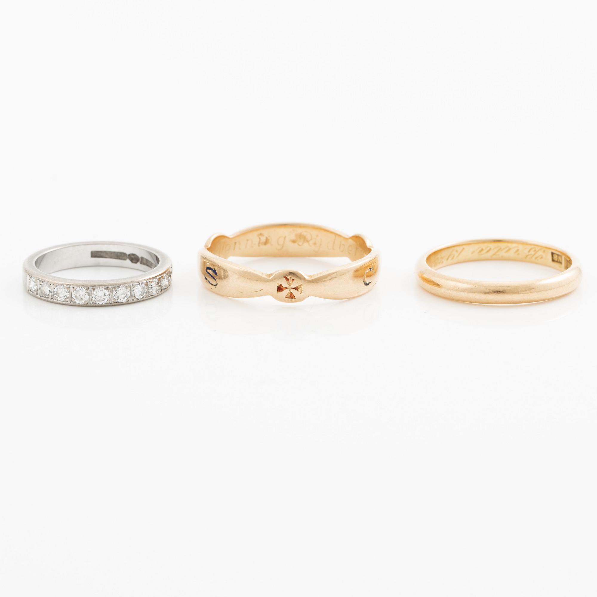 Rings, three pieces, gold, of which one set with brilliant-cut diamonds.