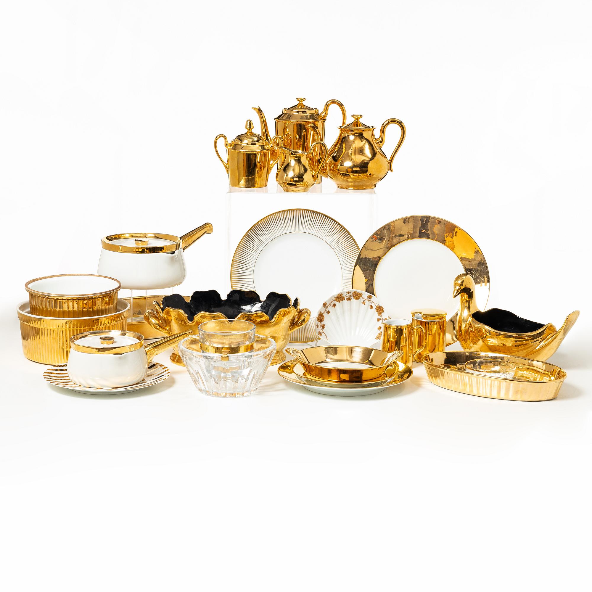 Service pieces, 91 pcs, mostly Porcelain de Paris.