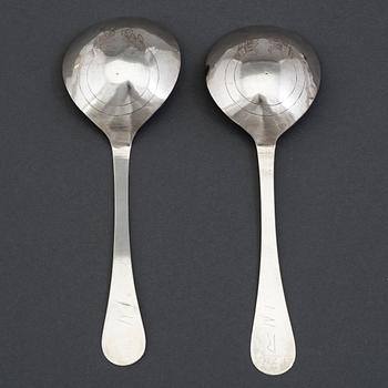 Skedar, ett par, silver, ostämplade, sannolikt Norge 1700-talets början.