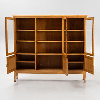 Vitrinskåp, 1900-talets första hälft.