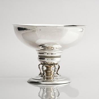 C.G. Hallberg, stor uppsatsskål, silver, Svensk importstämpel, Stockholm 1917.