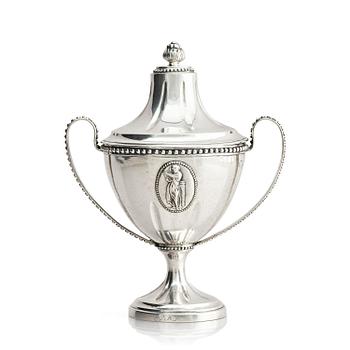 374. A Swedish 18th century silver sugerbowl with lid, mark of Erik Ernander, Uppsala 1791.
