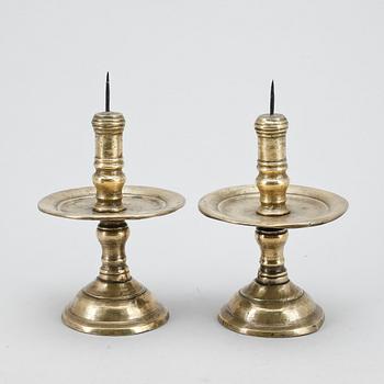 LJUSSTAKAR, ett par, mässing, barock, 1600/1700-tal.