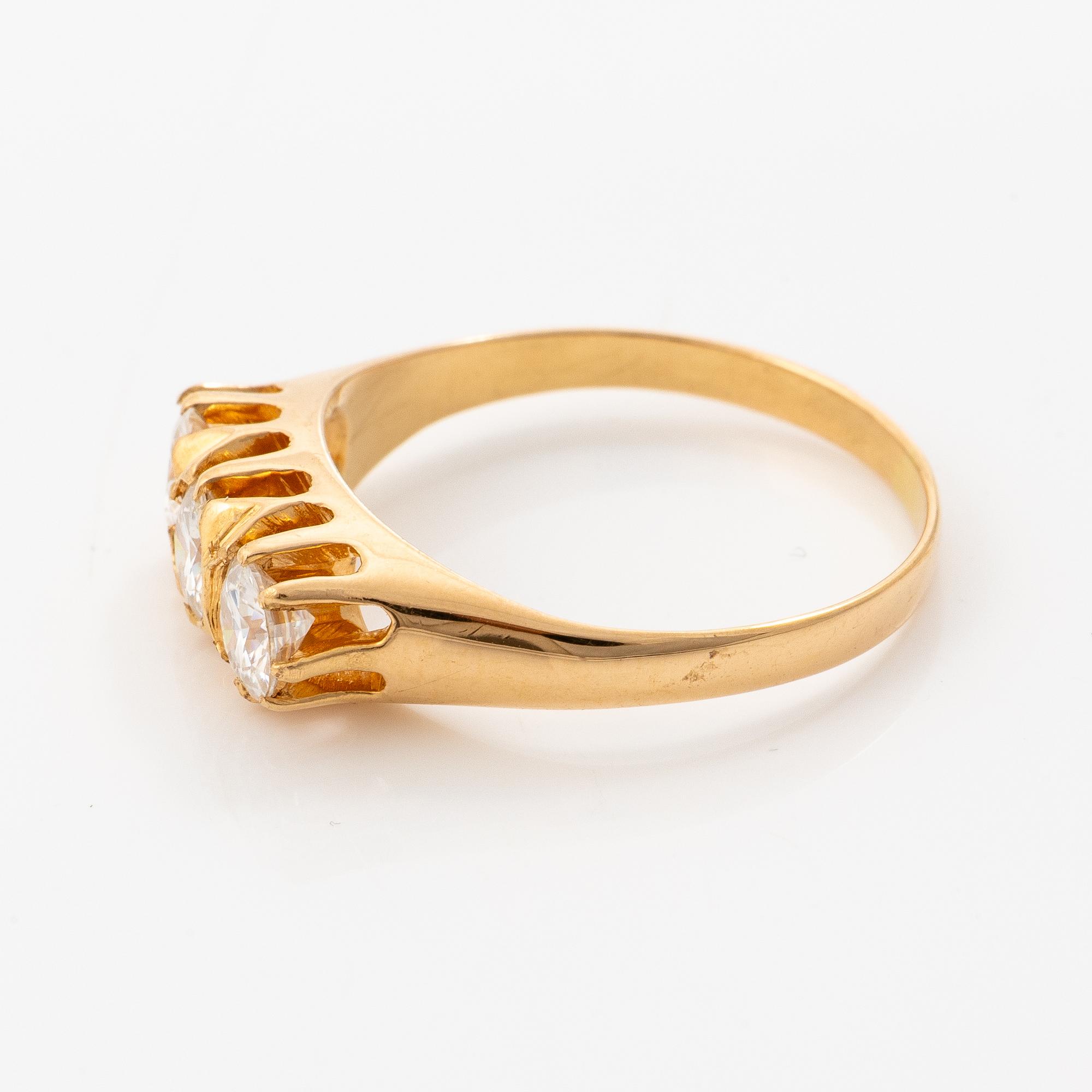 18K gold ring with three brilliant-cut diamonds.