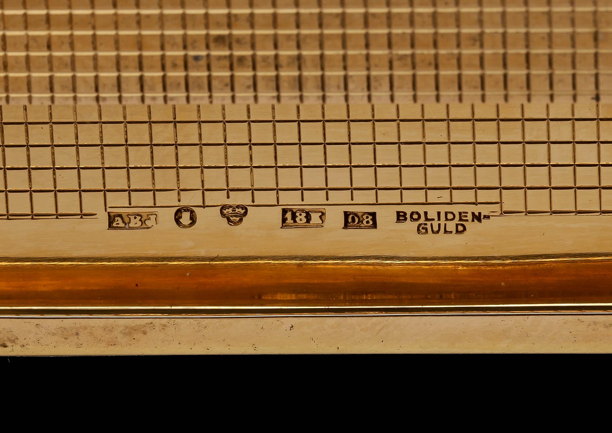 CIGARETTETUI, 18 k guld, Boliden. Ca 180 gram.