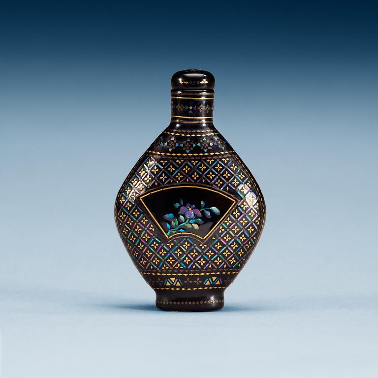 A lacque burgalate snuff bottle, early 20th Century.