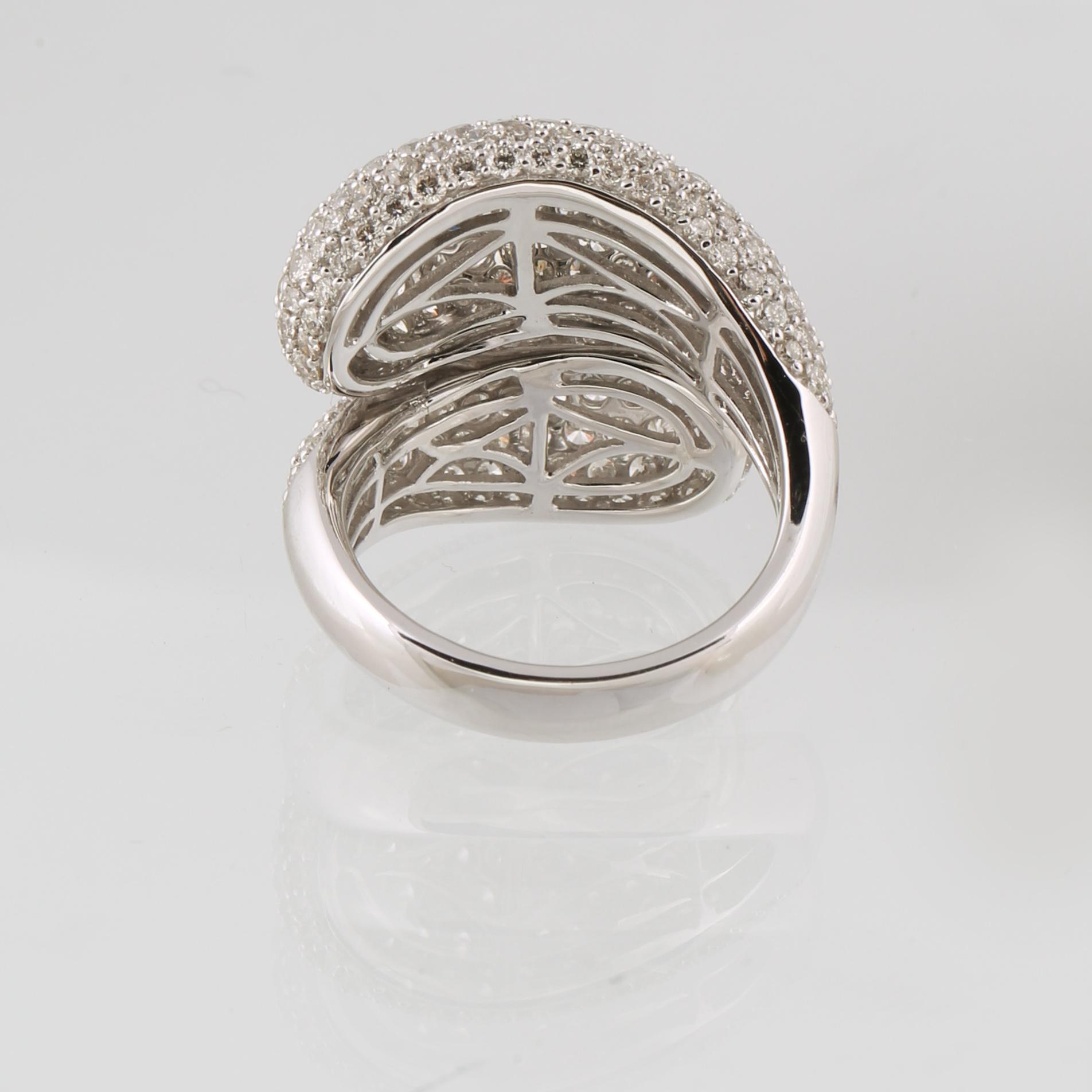 RING, 18K vitguld med 259 briljantslipade diamanter, 3.50 ct. Vikt 11,3 gram.