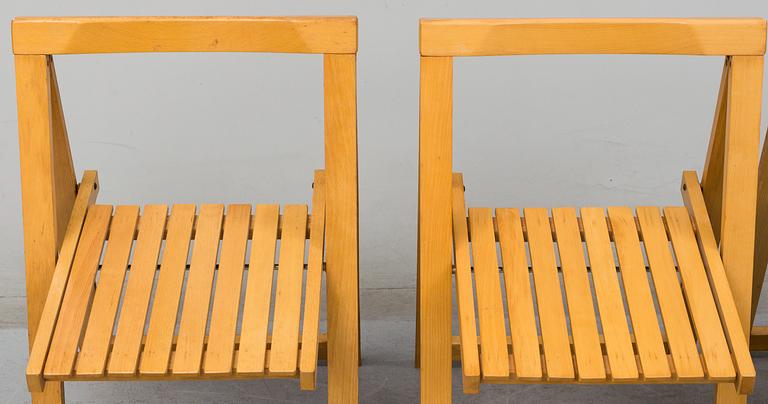 A gateleg table and 4 chairs, late 20th century.
