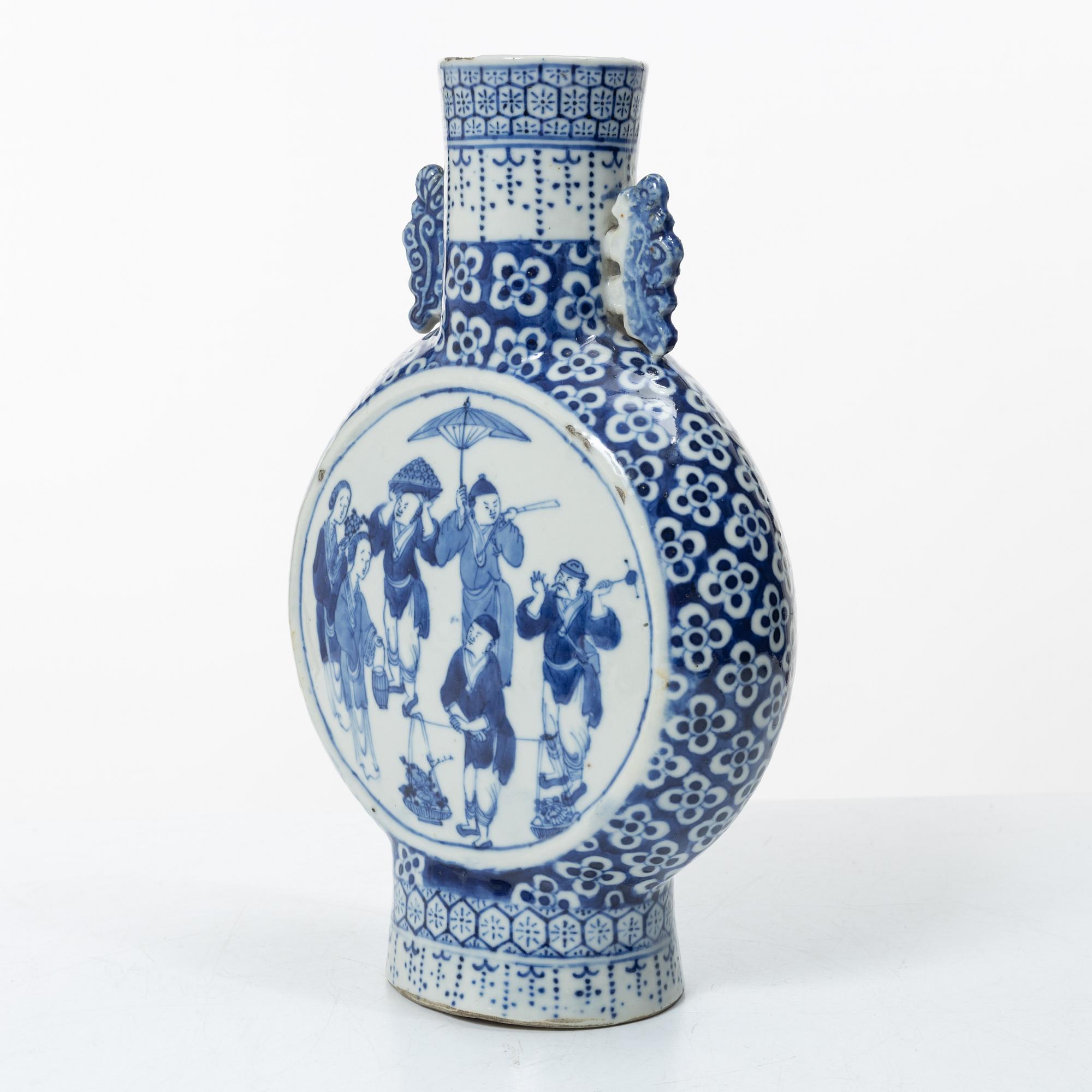 A Chinese blue and white porcelain moonflask and two jars, Qing dynasty, 18/19th century.