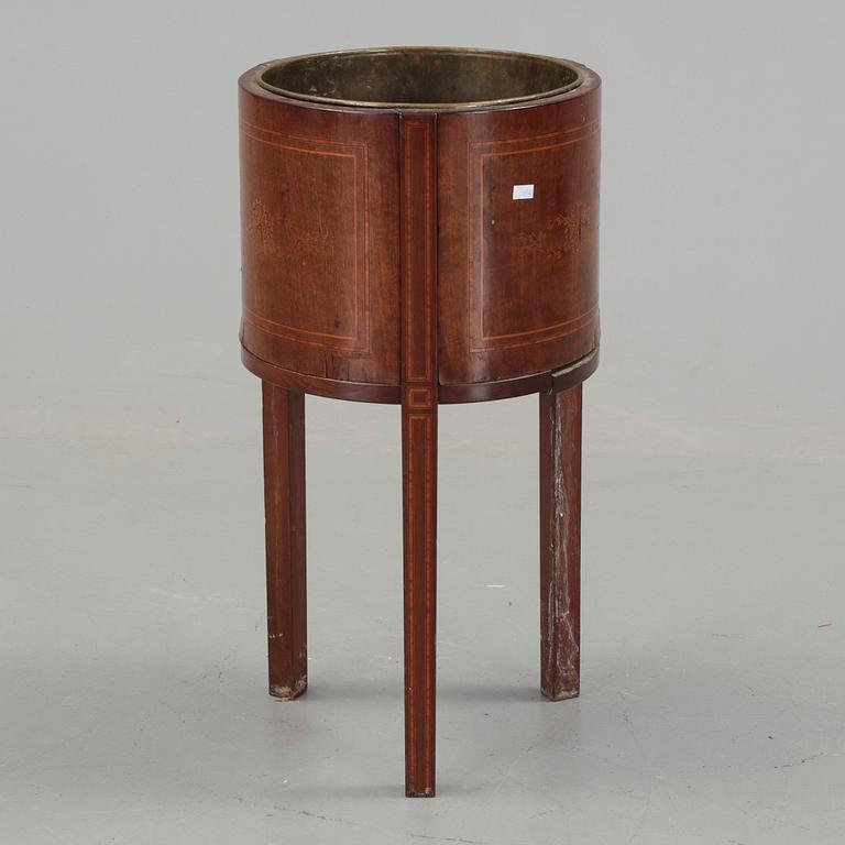 CHAMPAGNEKYLARE / YTTERFODER, engelsk stil, 1900-talets första hälft.