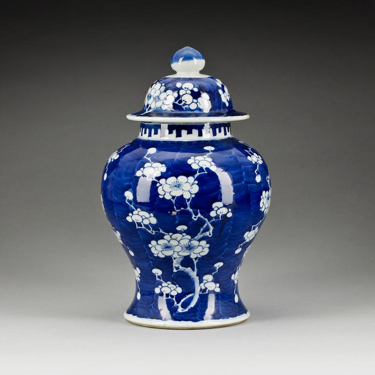 URNA med LOCK, porslin, sen Qingdynasti 1800-tal.