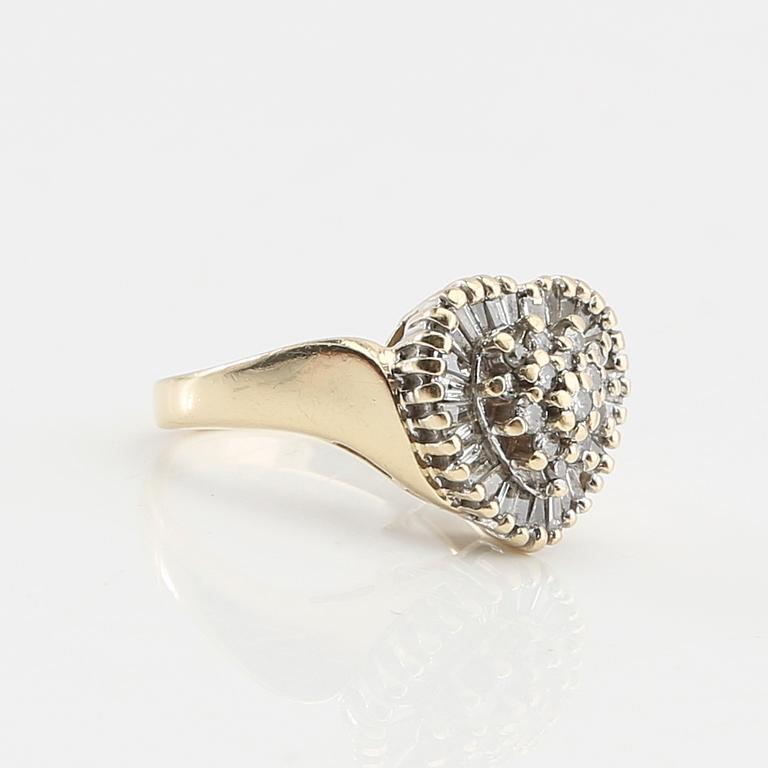 Ring in 14K gold with round brilliant-cut and baguette-cut diamonds.