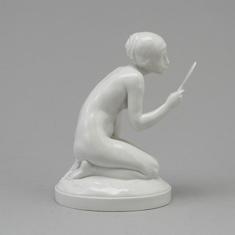 FIGURIN, porslin. "Flicka med spegel", Gerhard Henning, Royal Copenhagen, Danmark, 1910-tal.